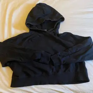 En söt Croppad svart hoodie som är i storlek S men jag som är oftast storlek M så passar den bra.  Den är från H&M och är i bra kvalitet men säljer den nu för har ingen användning för den. 