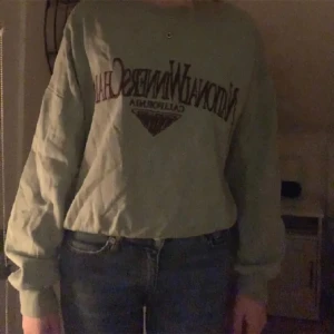 Vintage sweatshirt - Supersnygg Sweatshirt med tryck från pacific republic, storlek S💗