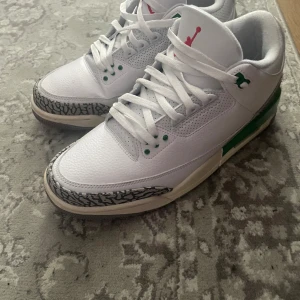 Jordan 3 lucky green🍀 - Storlek 45, skick 8/10 bekväma.  Osäker om det är äkta köpte dem ifrån min vän!!