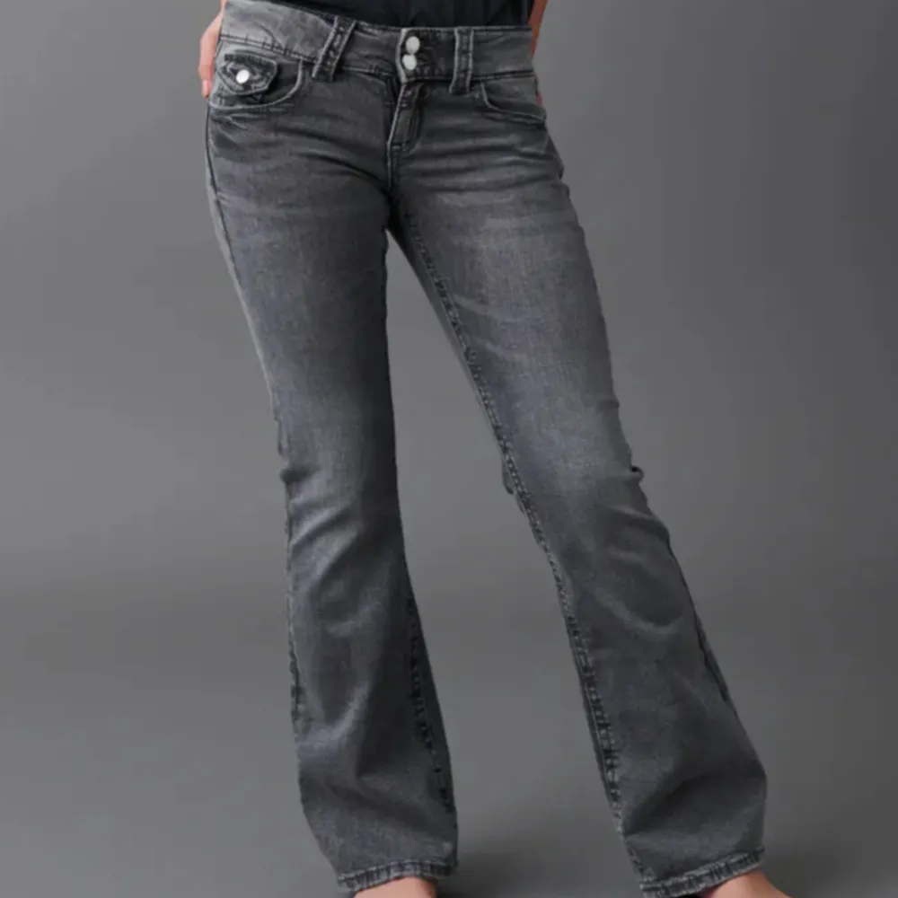 Säljer dessa jeans från Gina Low Waist 🤍 använda 1 gång skriv för egna bilder 💖. Jeans & Byxor.