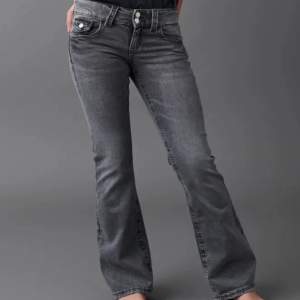 Säljer dessa jeans från Gina Low Waist 🤍 använda 1 gång skriv för egna bilder 💖