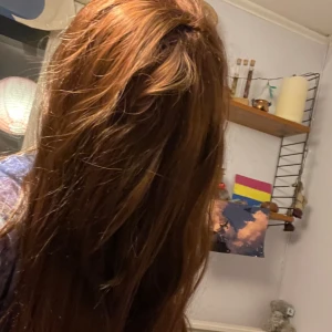Lång brun peruk - Lång brun peruk, tål värme, aningens vågig. 