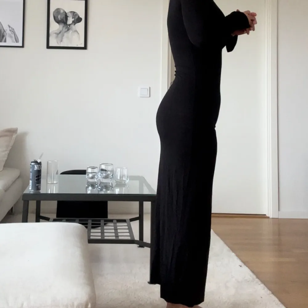 Svart långklänning från Gina. Otroligt skön, perfekt längd och sitter som en smäck. Använd 1 gång 💕. Klänningar.