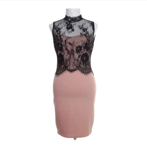 Klänning s - Fin bodycon klänning från New yorker med spetsdetalj 