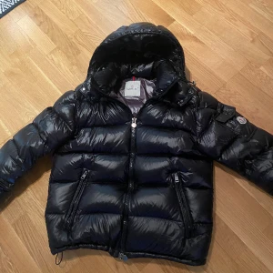 Moncler maya - Moncler maya i bra skick bara lite problem med dragkedjan. Äkta men inget kvitto. Storlek L. Priset kan sänkas vid snabbaffär 