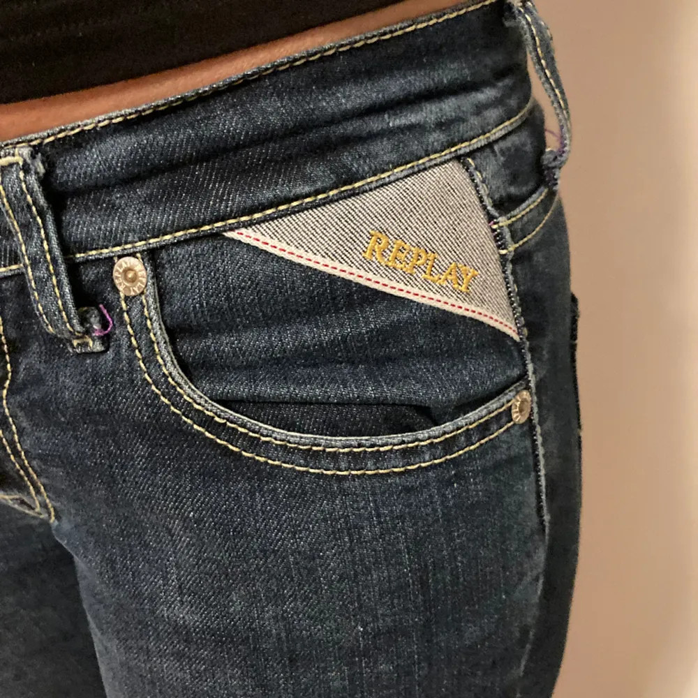 Replay jeans i strl 26/32. Lågmidjade.  Material: 98% Bomull 2% Elastane  Säljes pga de är för små. Mycket fint skick.  Fler bilder kan skickas.. Jeans & Byxor.