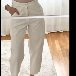 Byxa - Vita jeans, mjukt material.  Jag är 173cm. 