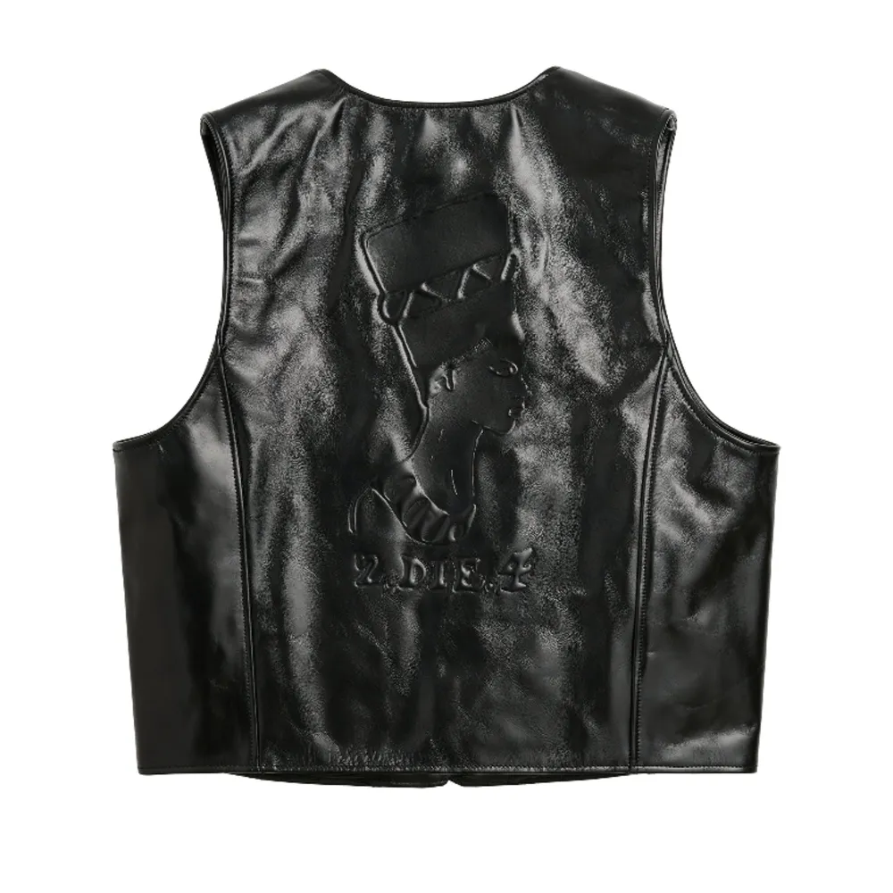 Our Legacy Men's Leather Vest Black helt oanvänd nypris 10000:- säljs för 5000:-  V-neck collar Debossed Cross motif on chest Snap stud closure Debossed 2.Die.4 motif on back Fully lined Straight fit  100% Leather. Toppar.
