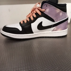Nästintill nya nike air jordan - Kommer i original skolåda. Finns både rosa och svarta tillhörande skosnöre. I absolut nyskick.   