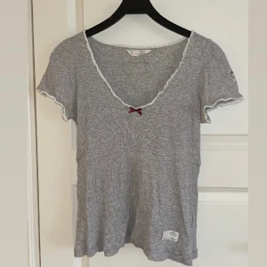 Odd Molly tröja -  Kortärmad, skön Odd Molly topp i jättebra skick. Använd vid något enstaka tillfälle. Säljer på grund av för stor.  Vid frågor eller om fler bilder önskas, vänligen skriv till mig ❤️