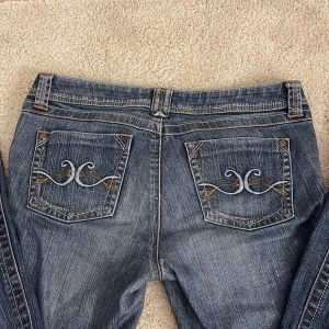 Lågmidjade bootcut jeans - Säljer mina lågmidjade candies jeans pågrund av att de inte kommer till användning längre💕 midjemåttet är 40 och innerbenslängden är 81👍🏻 skriv gärna vid fler frågor💞