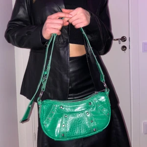 Grön väska  - Fin väska som tyvärr inte kommer till användning. Hör av dig om du vill ha fler bilder eller har frågor 🫶🏽