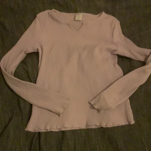 Jättefin lila långarmad tröja  - Den här tröjan säljer jag för att jag inte använder den något mer❤️