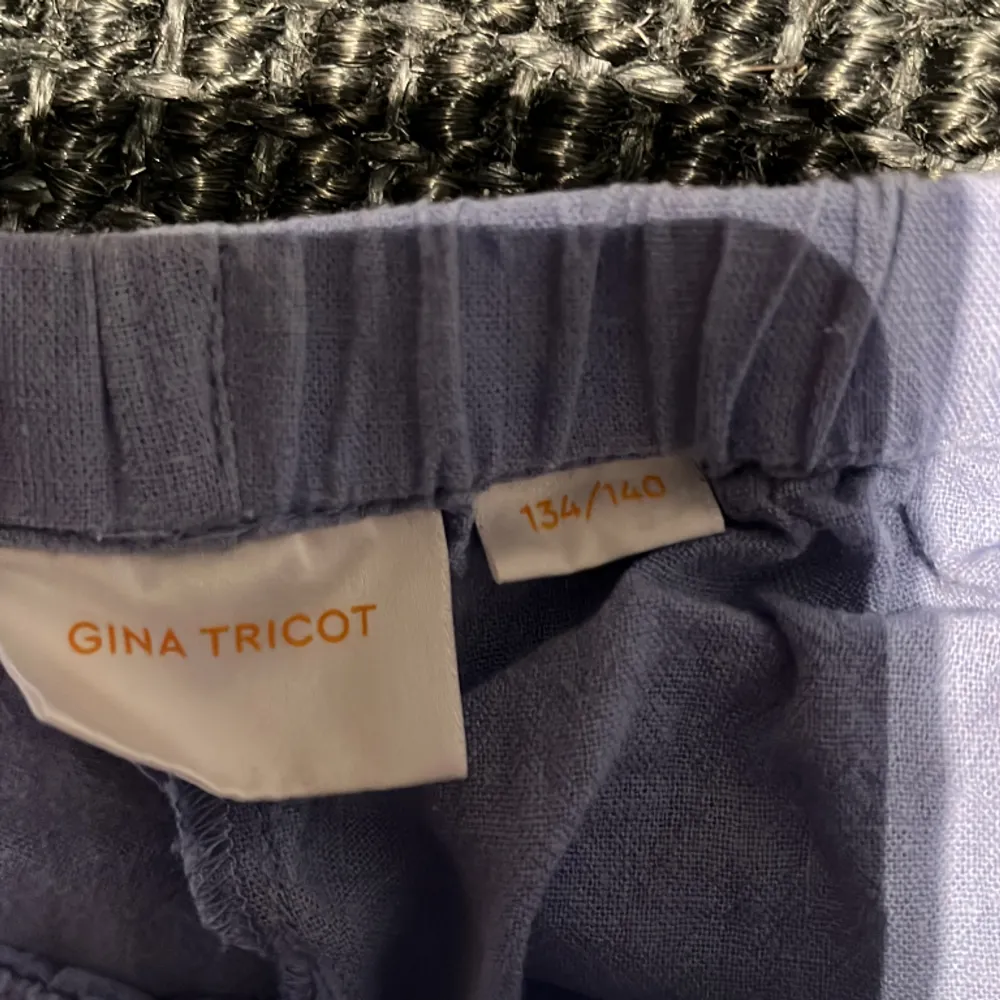 Linne byxor i storlek 134/140 från GinaTricot. Byxorna är i bra skick, se bild ovan. Skriv för mer info.. Jeans & Byxor.