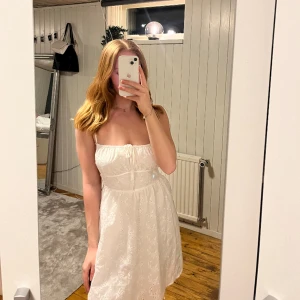 Vit klänning  - Vit klänning med öppen rygg. Aldrig använd