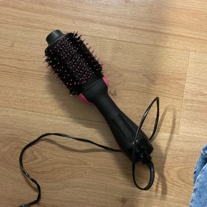Varmluftsborste - Säljer min varmluftsborste från revlon då den tyvärr inte kommer till användning, superenkel att använda och blir superfint :)