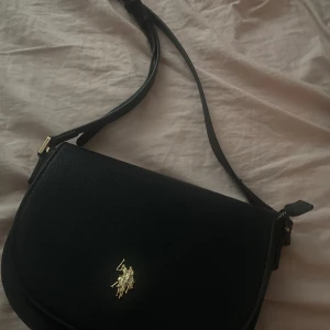 Polo väska - Här säljer jag min äkta U.S.Polo Assn. Väska som är nästan helt ny bara använd 1 gång. Säljer pågrund av ingen användning💕