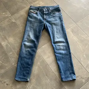 Snygga och stilrena jeans från diesel,  Konditionen är 8/10 Storlek 30/32. Om du undra över något va inte rädd att fråga. 