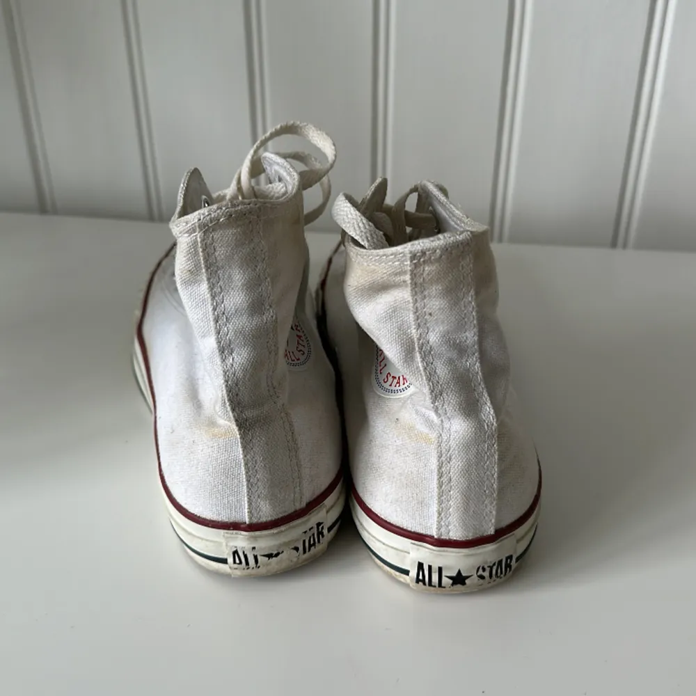 Vita converse stl 39,5 i fint använt skick . Skor.