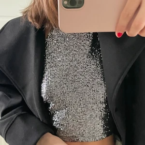 Glittrig fest topp - Aldrig andvänd från monki. Öppen rygg.