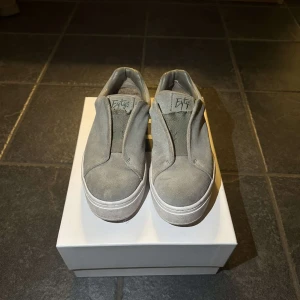 Eytys doja skor - Säljer mina Eytys doja skor i en så fin grön färg. Säljer då dem är för stora:(  Skriv om ni har frågor eller prisförslag, frakten ingår i priset, kan även mötas i Stockholm. 