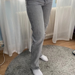 Premium denim gråa jeans från Ginatricot - Nyköpta jeans som inte har använts