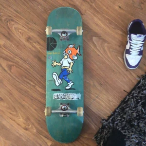 Polarskate.Co skateboard egenbyggd - Säljer nu min skate board då jag har slutat åka allt ny pris är polar bräda 8,25 - 1000kr independent truckar - 800kr spitfire kulager - 400kr polar griptape - 200kr vet inte riktigt vilka hjul det är men dom rullar bra