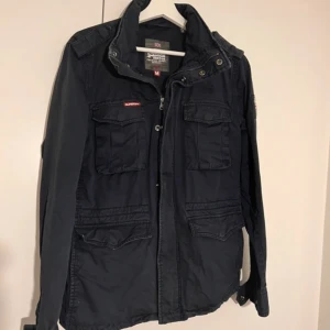 Field jacket - Säljer nu denna feta Field jackan ifrån Superdry då den ej kommer till användning  längre kom privat för frågor.