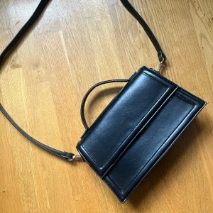 Svart handväska - Snygg svart handväska. Ursprungligen från ginatricot 