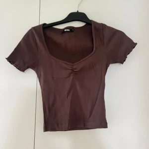 Två somriga toppar - Två jättefina croptops. I stl S. Båda för 100kr! Den bruna är från bikbok, den svara är från zara.