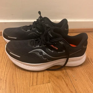 GUIDE 16 WIDE	SAUCONY - Löparskor från saucony. Extra stort rum vid tårna. Använda ett fåtalgånger. Nypris: 1700