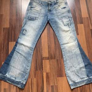 low waist utsvängda jeans is storlek 29. Med super fina detaljer och wash. Skulle säga att storlek är mer en 28 i waist.