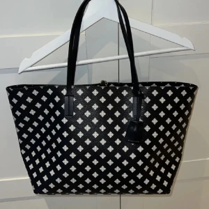 By malene Birger väska - By malene Birger väska abigail, storlek medium höjd:28 cm o bredden: 48 cm . Köptes för cirka 1 år sedan. I jätte bra skick 🤍