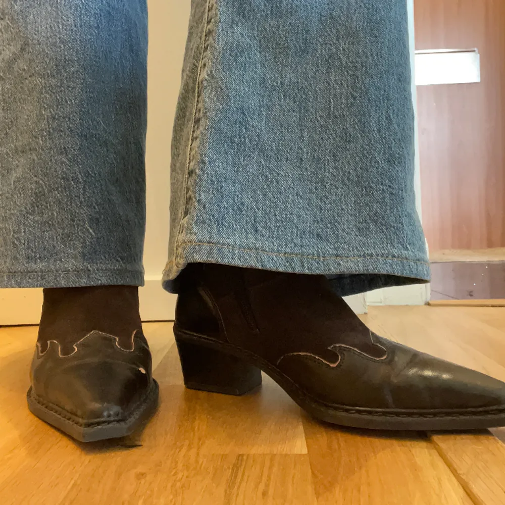 Supersnygga cowboy boots från Rieker! Skorna har en liten defekt på höger sko, men är annars i bra skick!. Skor.