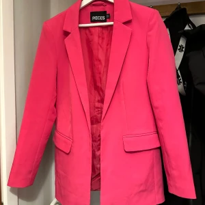Blazer - Rosa blazer från Pieces, storlek S & nyskick Nypris: 499kr Mitt pris: 150kr 