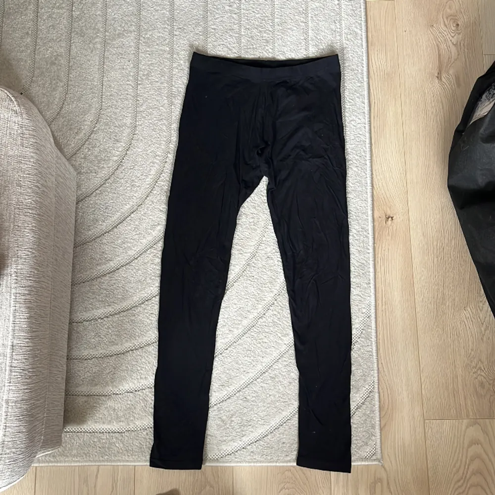 Som nya men lite skrynkliga! Vanliga svarta basic tights. Jeans & Byxor.