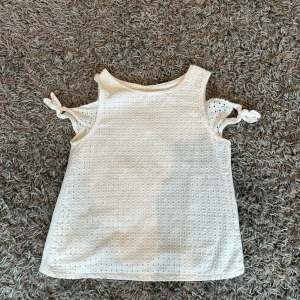Blus  - Blus/tröja/linne med knutna band vid axlarna🥰 Knappt använd från Zara i storlek 164. Diskutera gärna pris😊 