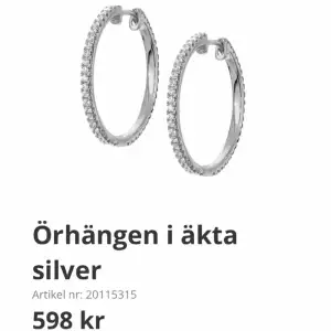 Så snygga hoops från Guldfynd X Alice Stenlöf. I silver och nypris är 598kr (2st)