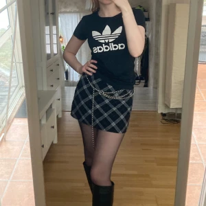 Adidas T-Shirt - T-Shirt med Tryck från Aidas i storlek XS. Köparen betalar för frakten🥰❤️