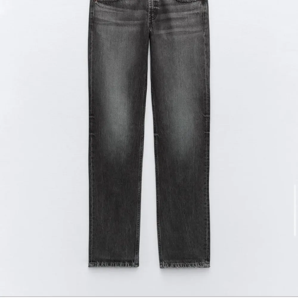 Köpte för en månad sen, knappt andvända, dem är straight lågmidjade, säljer för de är  för stora, köpta för 400. Jeans & Byxor.