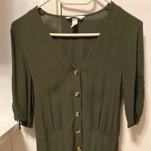 Klänning strl 34 - Säljes i begagnat men fint skick.  Kolla gärna in mina andra annonser för samfrakt!