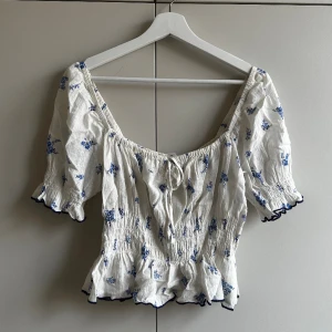 Blommig somrig blus  - Jättefin och uppskattad blus med små blå blommor. Så fin till sommaren! I bra skick. 