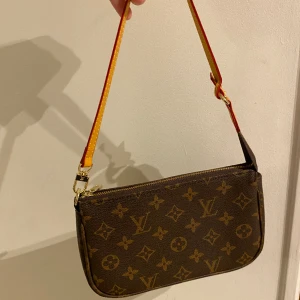 Handväska  - Handväska i superfint skick, aldrig använd ens💓