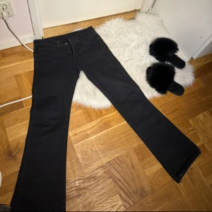 Lågmidjade svarta jeans - Säljer dem för att de är för små❤️👍