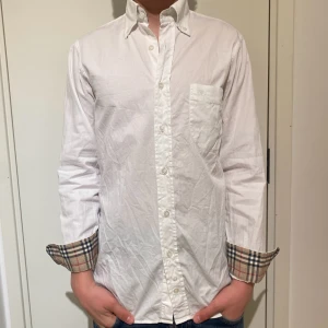 Burberry skjorta  - Nu säljer vi en burberry skjorta till ett väldigt bra pris med tanke på dess rkt bra skick. Dens skick är som nytt bara att den är lite skrynklig men vi stycket den såklart innan vi fraktar den till dig. Priset går att diskutera vid snabb affär. 