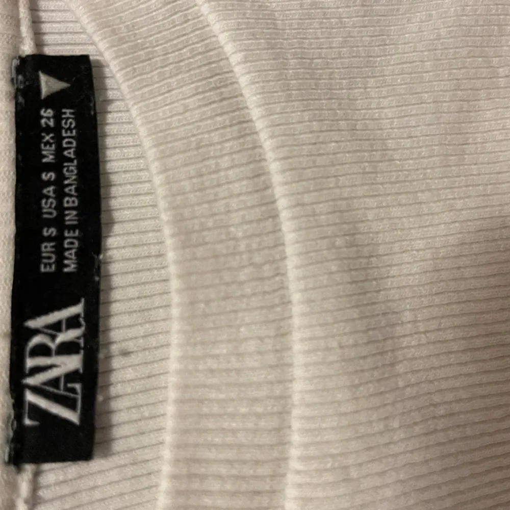 Säljer denna blus/linne från Zara, säljer då den ej kommer till användning mer🫶🏼. Toppar.