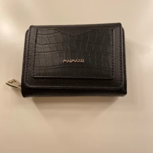 Maimazel plånbok - Supersnygg plånbok med många fickor för kort och mynt. Aldrig använd!