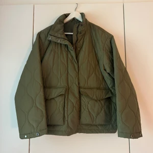 Grön & Other stories jacka - Säljer min gröna & other stories jacka i storlek S. Nyskick!!🩷