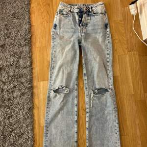 Jeans från bikbok i storlek 24 som inte kommer till användning💓 nypris: 599