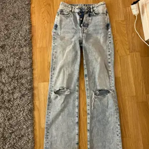 Jeans från bikbok i storlek 24 som inte kommer till användning💓 nypris: 599